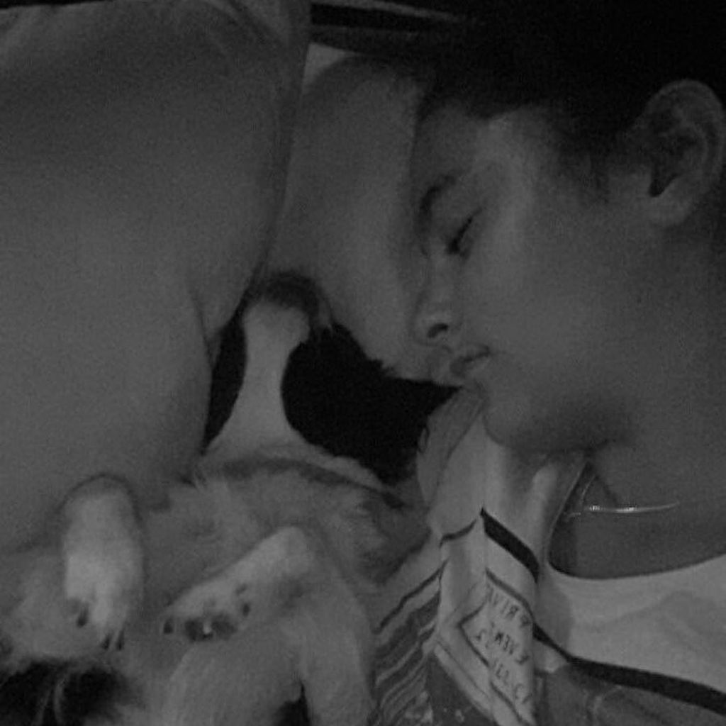 Danni Büchners Tochter Jada mit ihrem Hund Gina