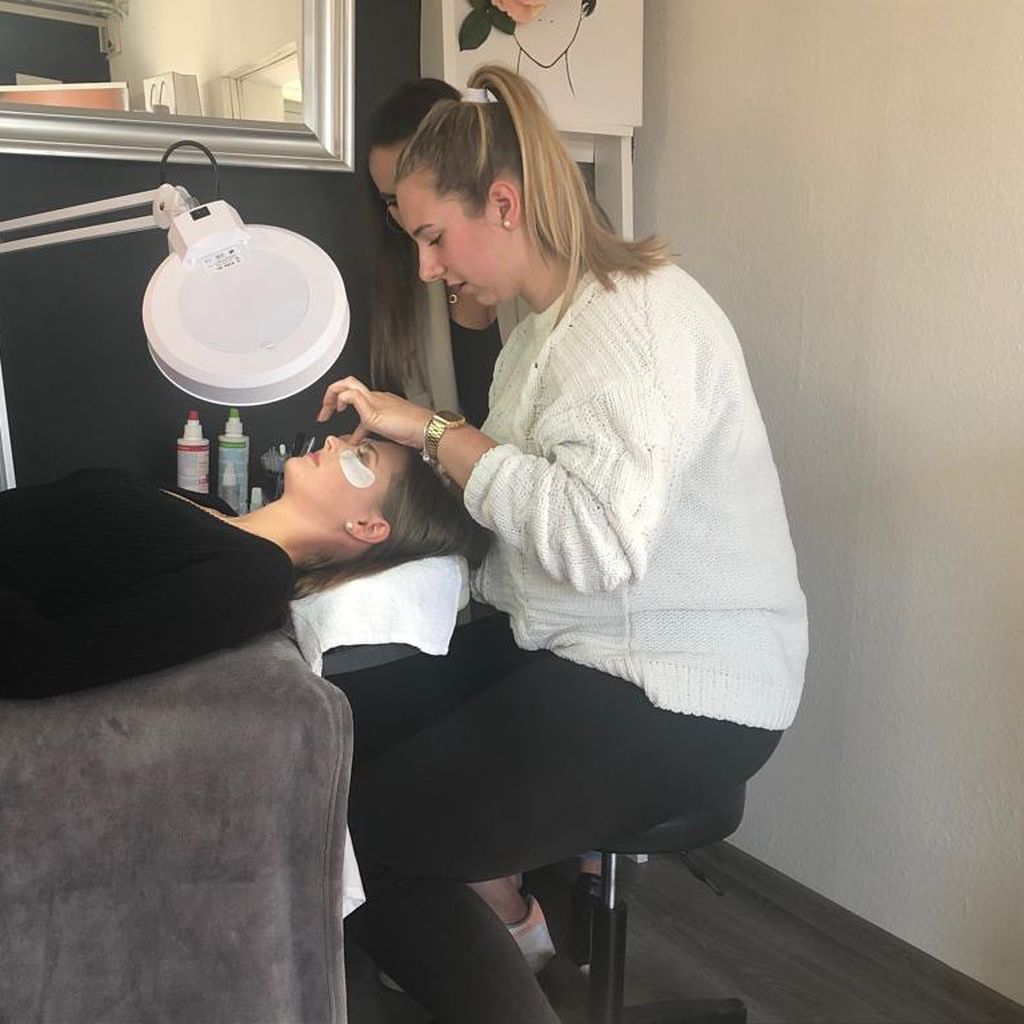 Danni Büchners Tochter Joelina bei ihrem Probetag als Kosmetikerin