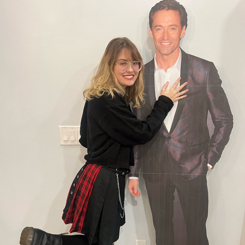 Dannielynn Birkhead mit einem Hugh-Jackman-Aufsteller, Weihnachten 2024