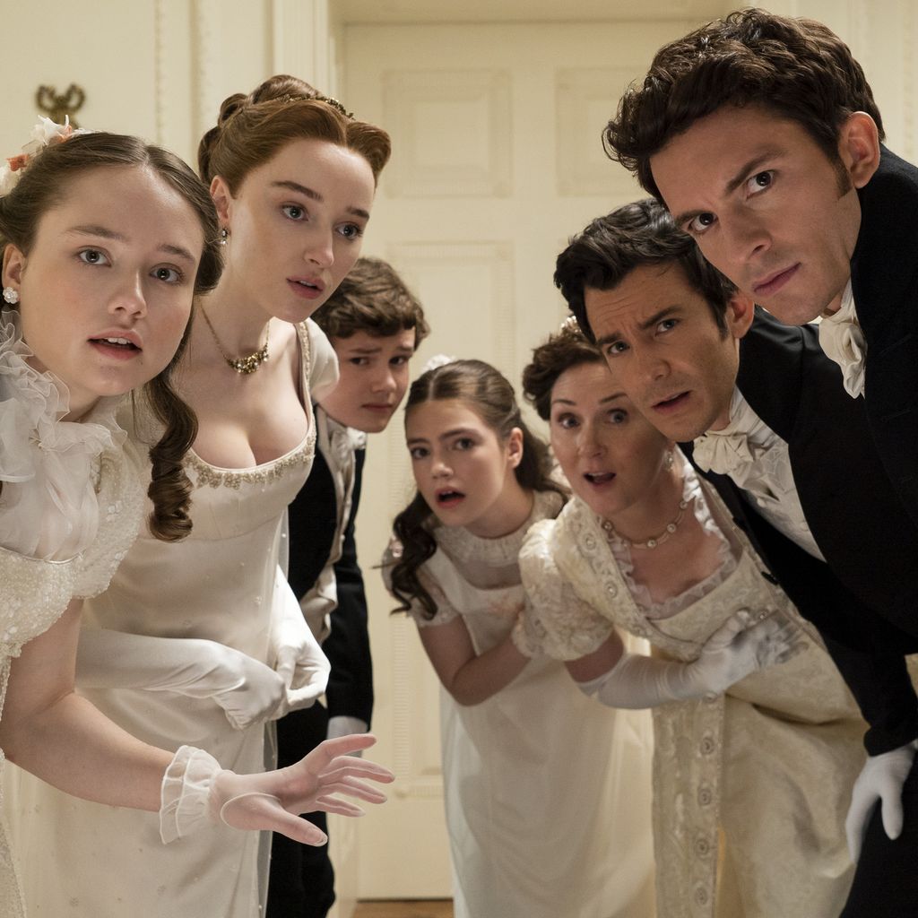 Daphne (Phoebe Dyvenor) und Anthony Bridgerton (Jonathan Bailey) mit ihrer Familie bei "Bridgerton"