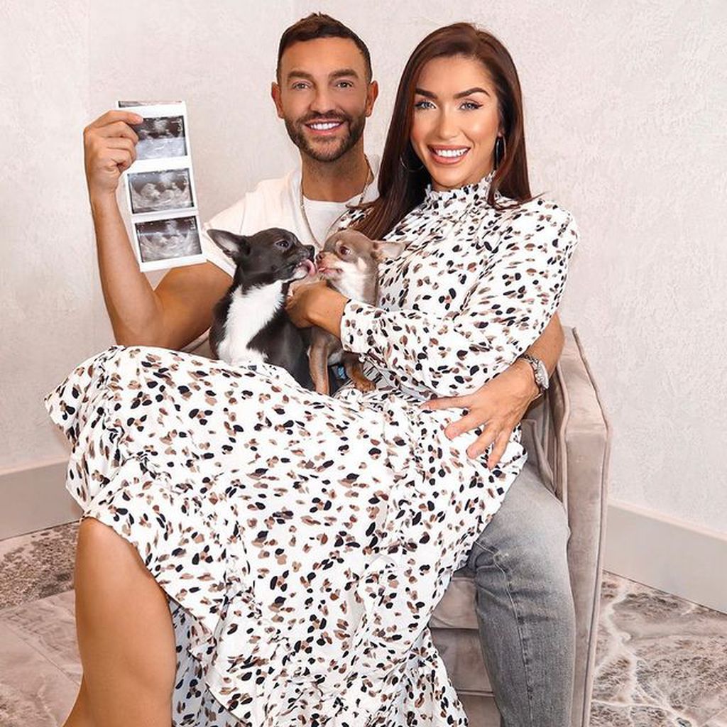 Darby Ward mit ihrem Partner Michael und ihren Hunden
