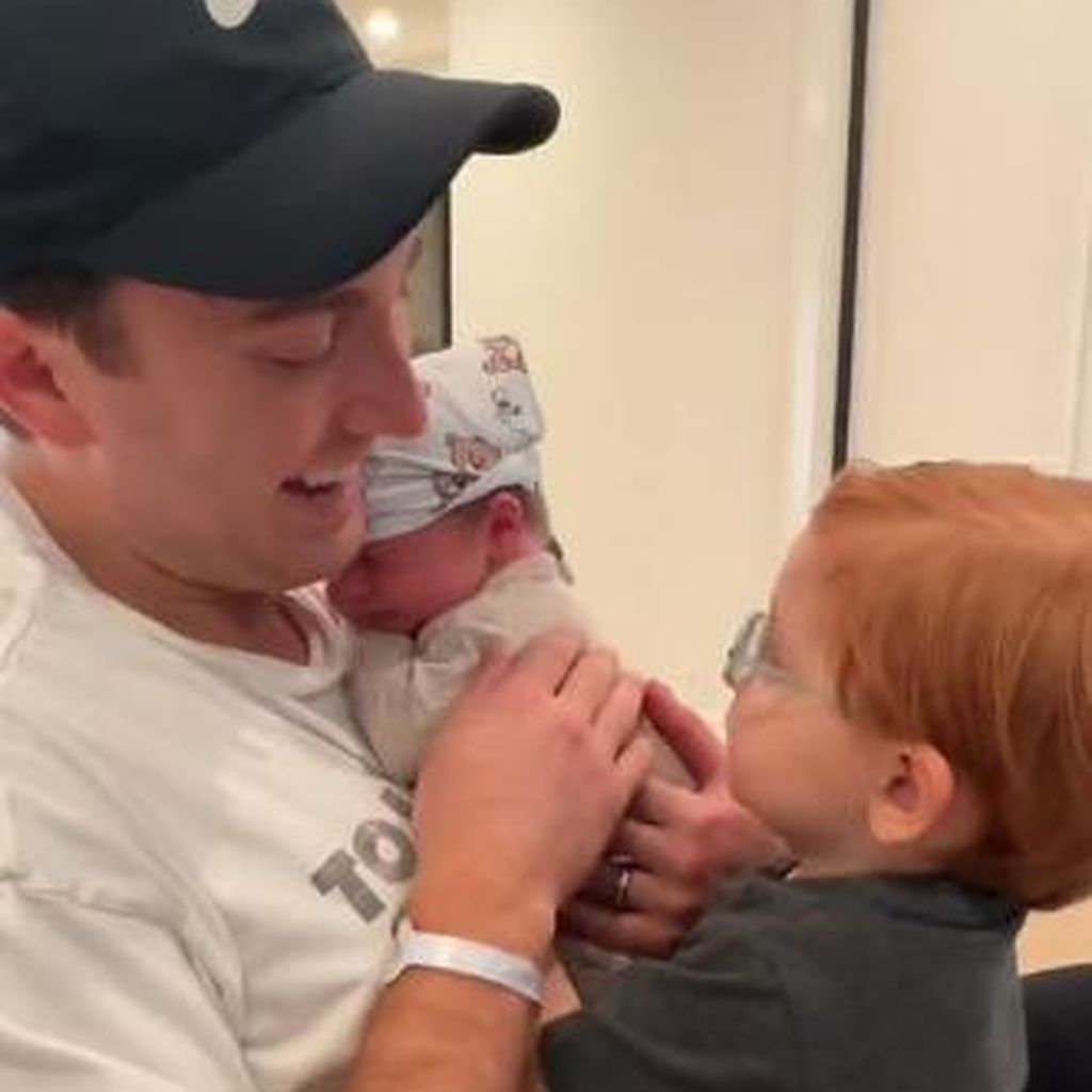 Daryl Sabara mit seinen Söhnen Barry und Riley im Juli 2023