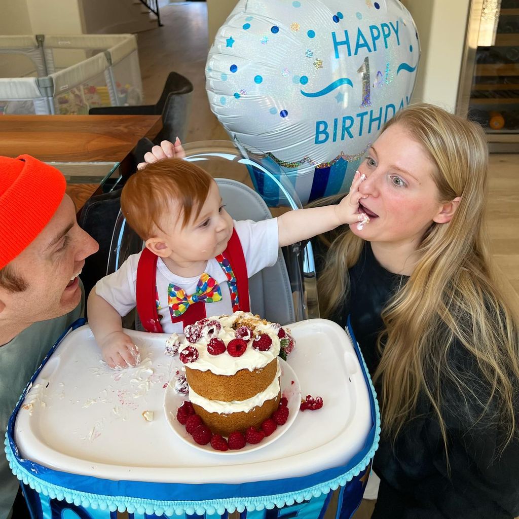 Daryl Sabara und Meghan Trainor mit ihrem Sohn an seinem ersten Geburtstag