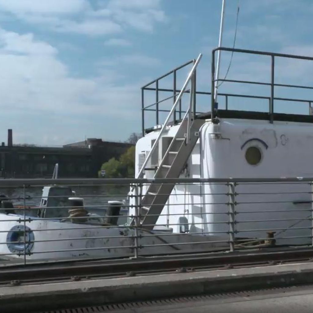 Das "Berlin - Tag & Nacht"-Hausboot