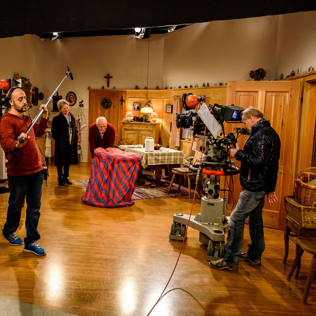 Das Drehteam von "Sturm der Liebe" mit Sepp Schauer