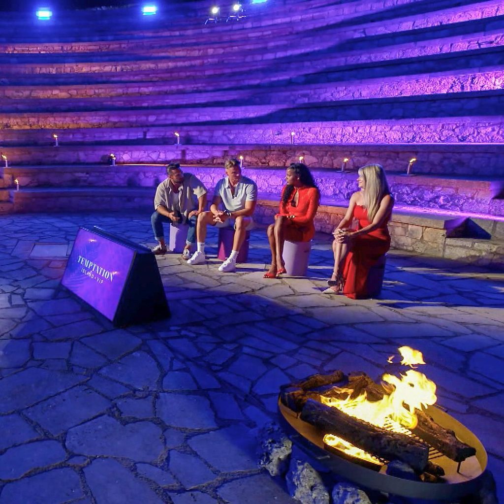 Das erste gemischte Lagerfeuer bei "Temptation Island V.I.P."