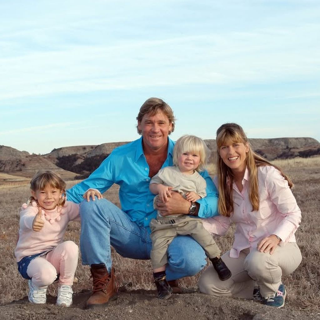 Steve Irwin, seine Ehefrau Terri und seine beiden Kinder auf einem Familienfoto