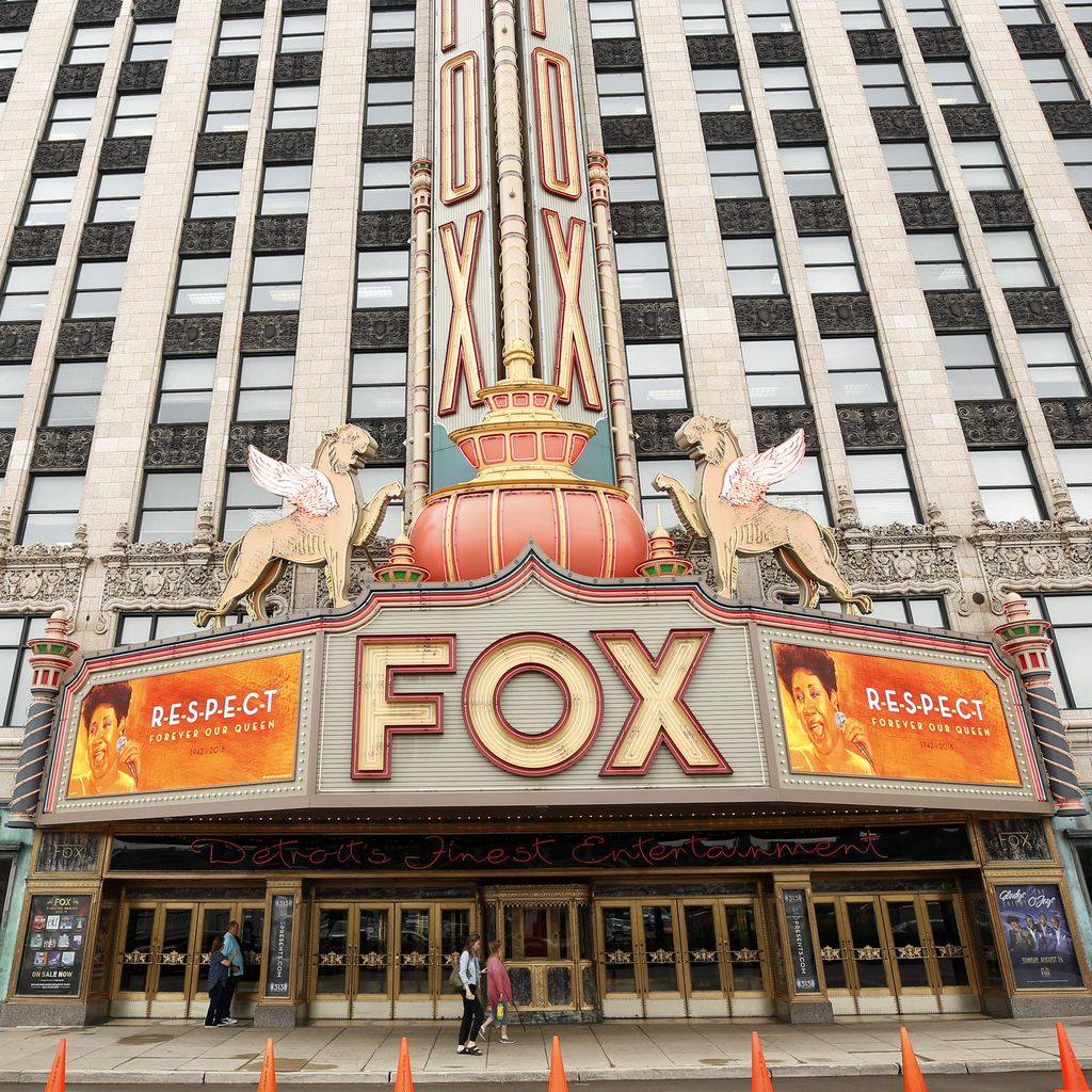 Das Fox Theater in Detroit mit einer Gedenktafel für Aretha Franklin