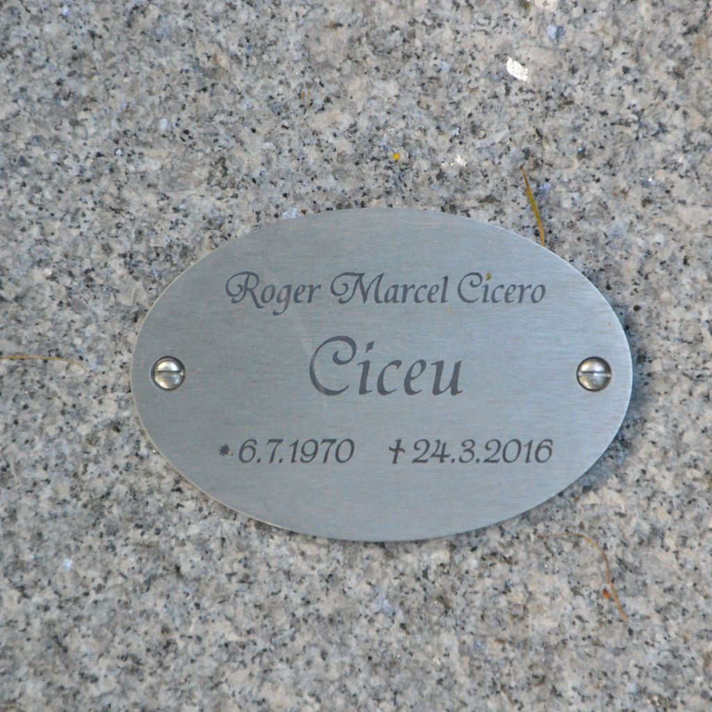 Das Grab von Musiker Roger Cicero auf dem Ohlsdorfer Friedhof in Hamburg