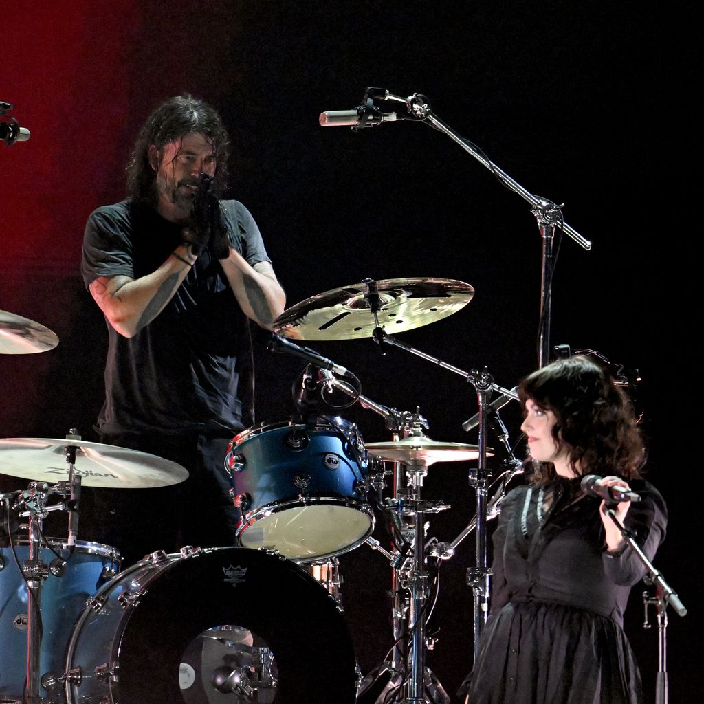 Dave Grohl mit seiner Tochter Violet während des FireAid-Benefitzkonzert