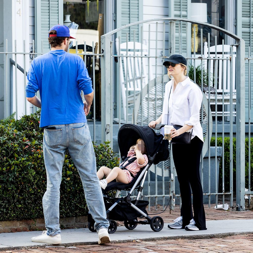 Dave McCary mit seiner Frau Emma Stone und der gemeinsamen Tochter