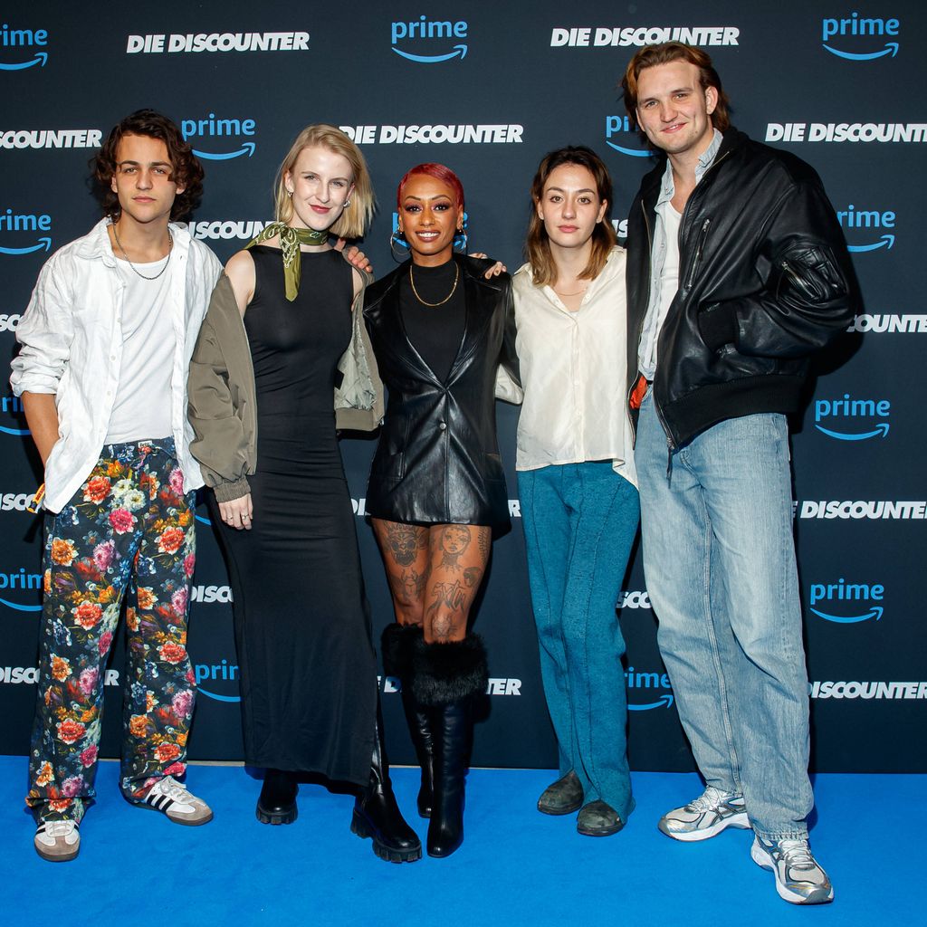 David Ali Rashed, Klara Lange, Nura Habib Omer, Marie Bloching und Ludger Bökelmann bei der Premiere von Die Discounter Staffel 3 in Berlin