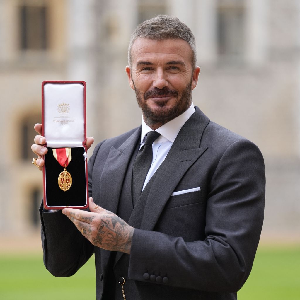 David Beckham zeigt nach seiner Ernennung zum Knight Bachelor bei der Zeremonie in Windsor Castle seine Medaille