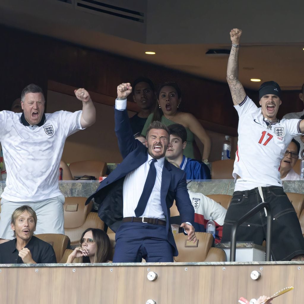 David und Victoria Beckham mit Familie jubeln beim WM-Spiel Norwegen gegen England in Miami