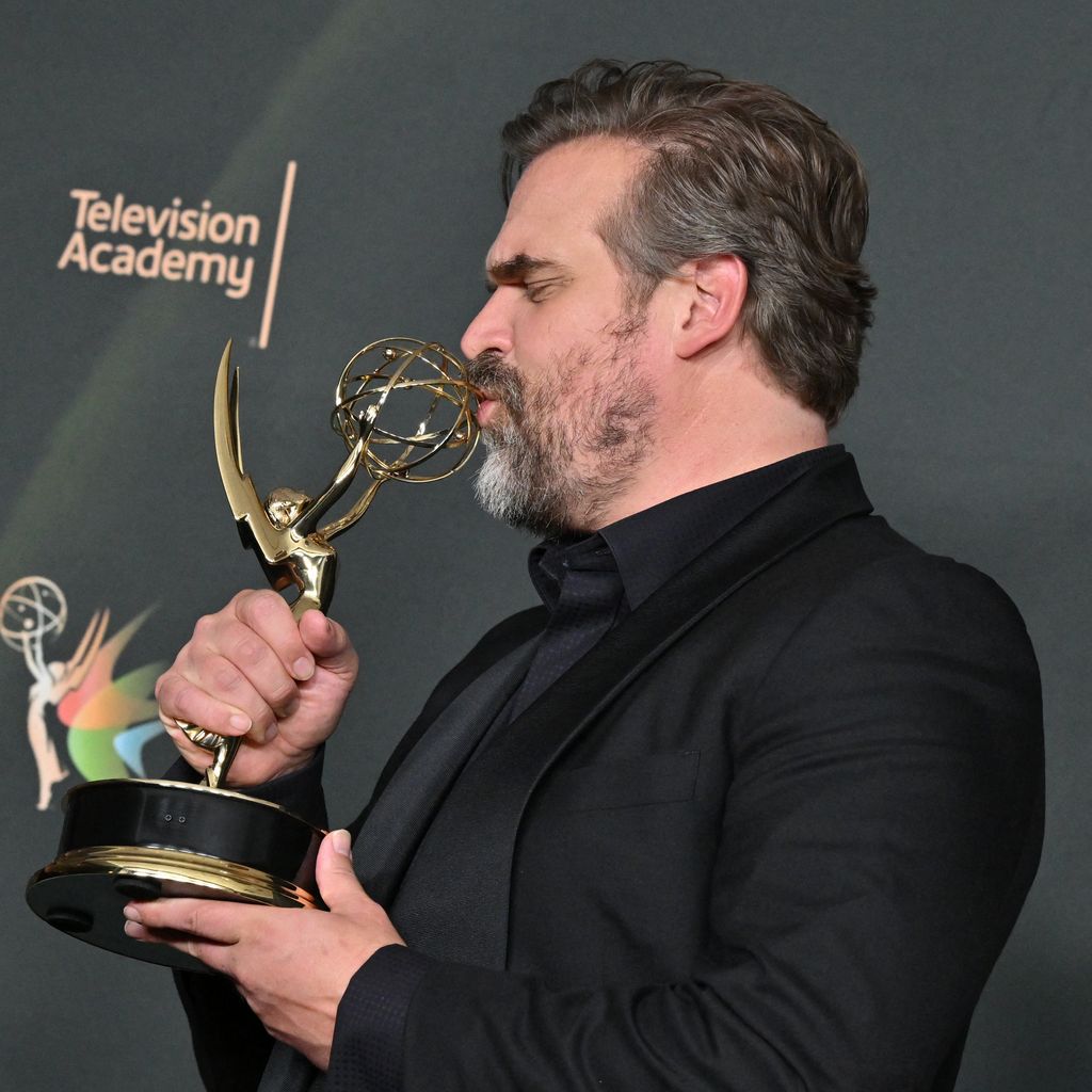 David Harbour mit seinem Emmy bei der 78. Verleihung in Los Angeles