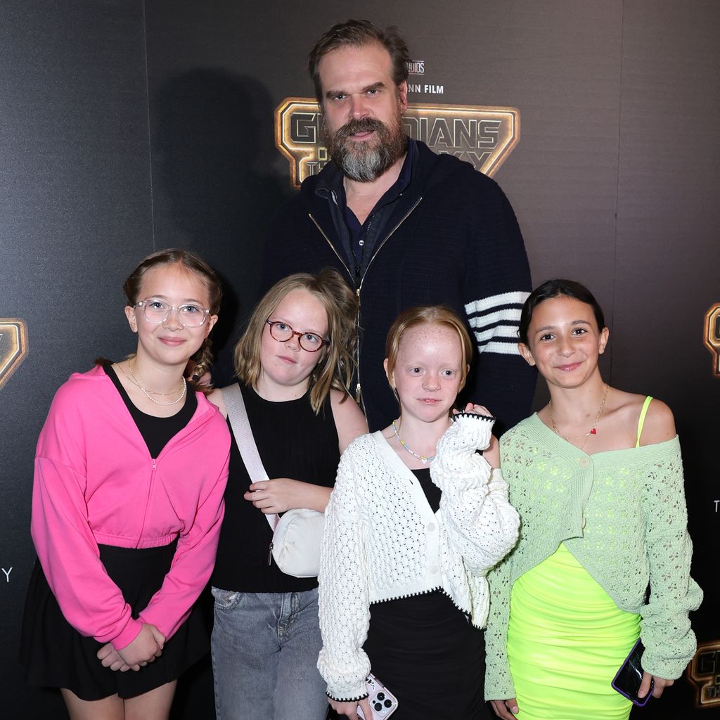 David Harbour mit seinen Stieftöchtern und deren Freundinnen