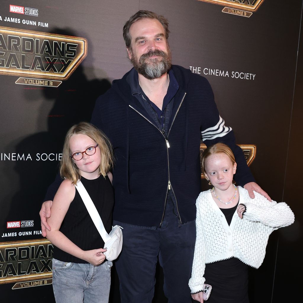 David Harbour mit seinen Stieftöchtern auf der Premiere von "Guardians Of The Galaxy Vol. 3"