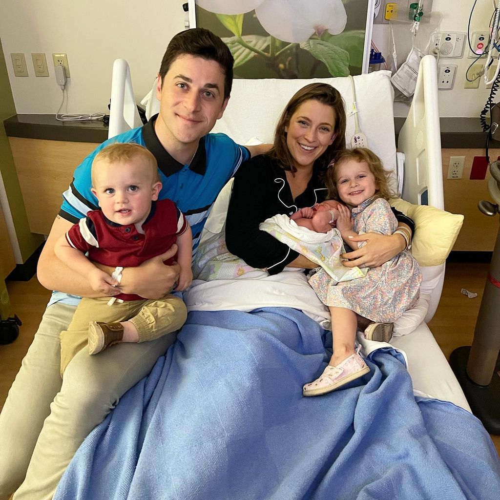 David Henrie mit seiner Familie im Krankenhaus