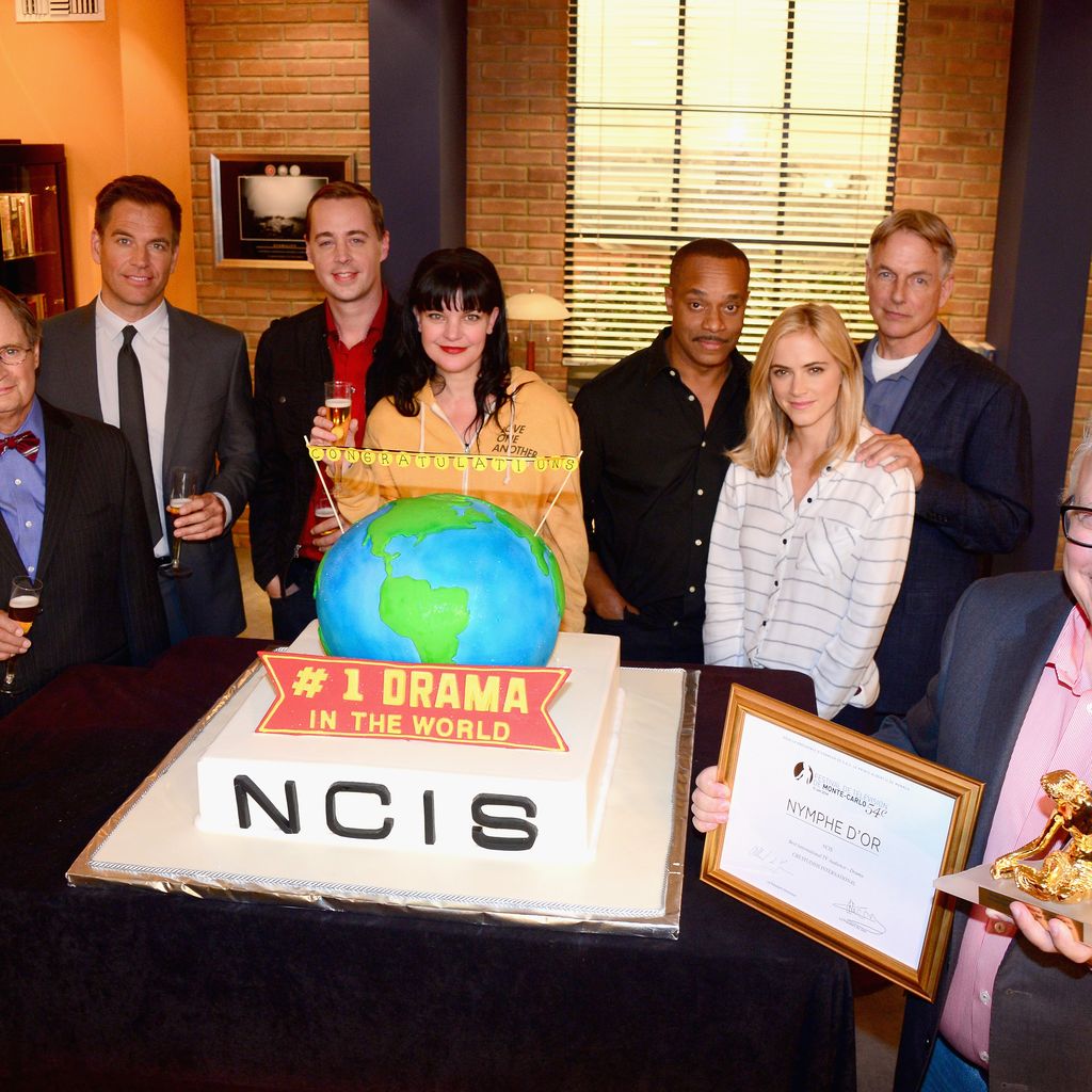 David McCallum, Michael Weatherly, Sean Murray, Pauley Perrette, Rocky Carroll, Emily Wickersham, Mark Harmon und David Stapf feiern NCIS