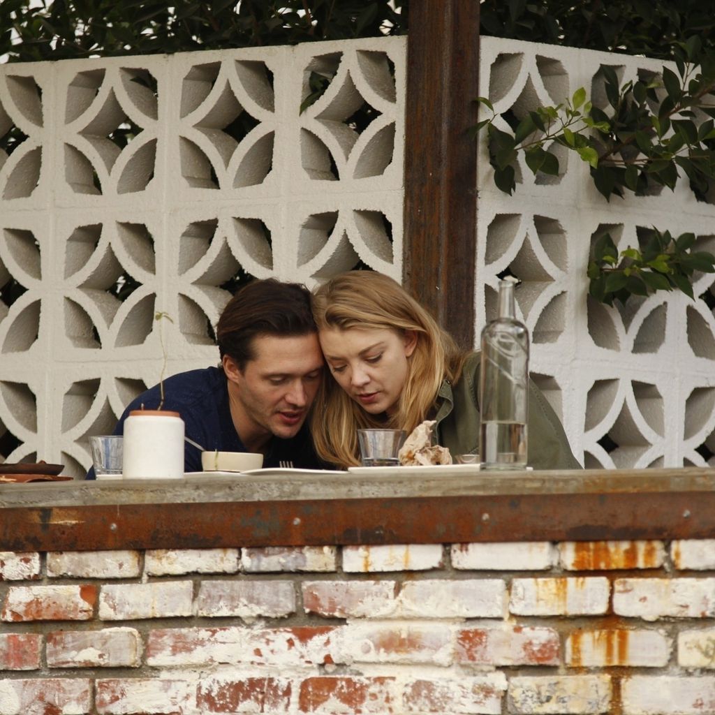 David Oakes und Natalie Dormer kuscheln