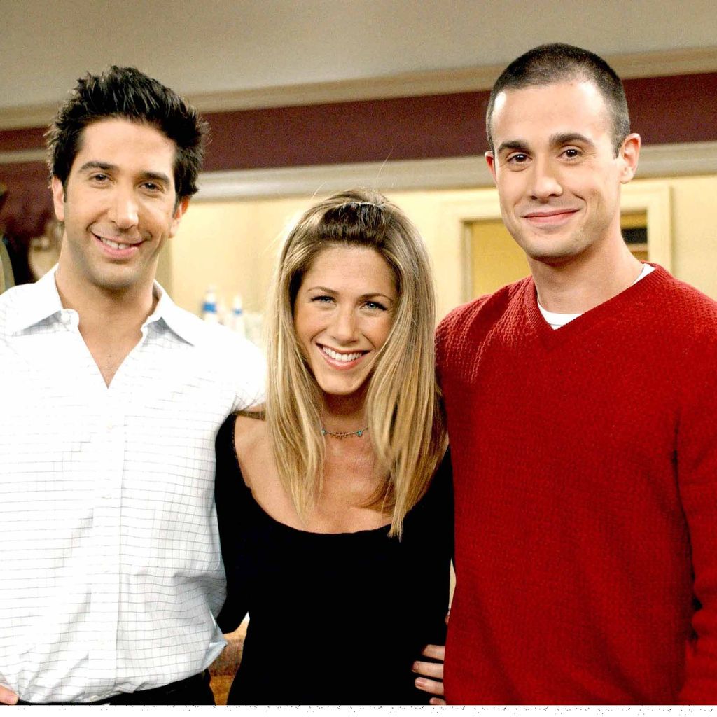 David Schwimmer mit Jennifer Aniston und Freddie Prinze Jr. am "Friends"-Set im Jahr 2002