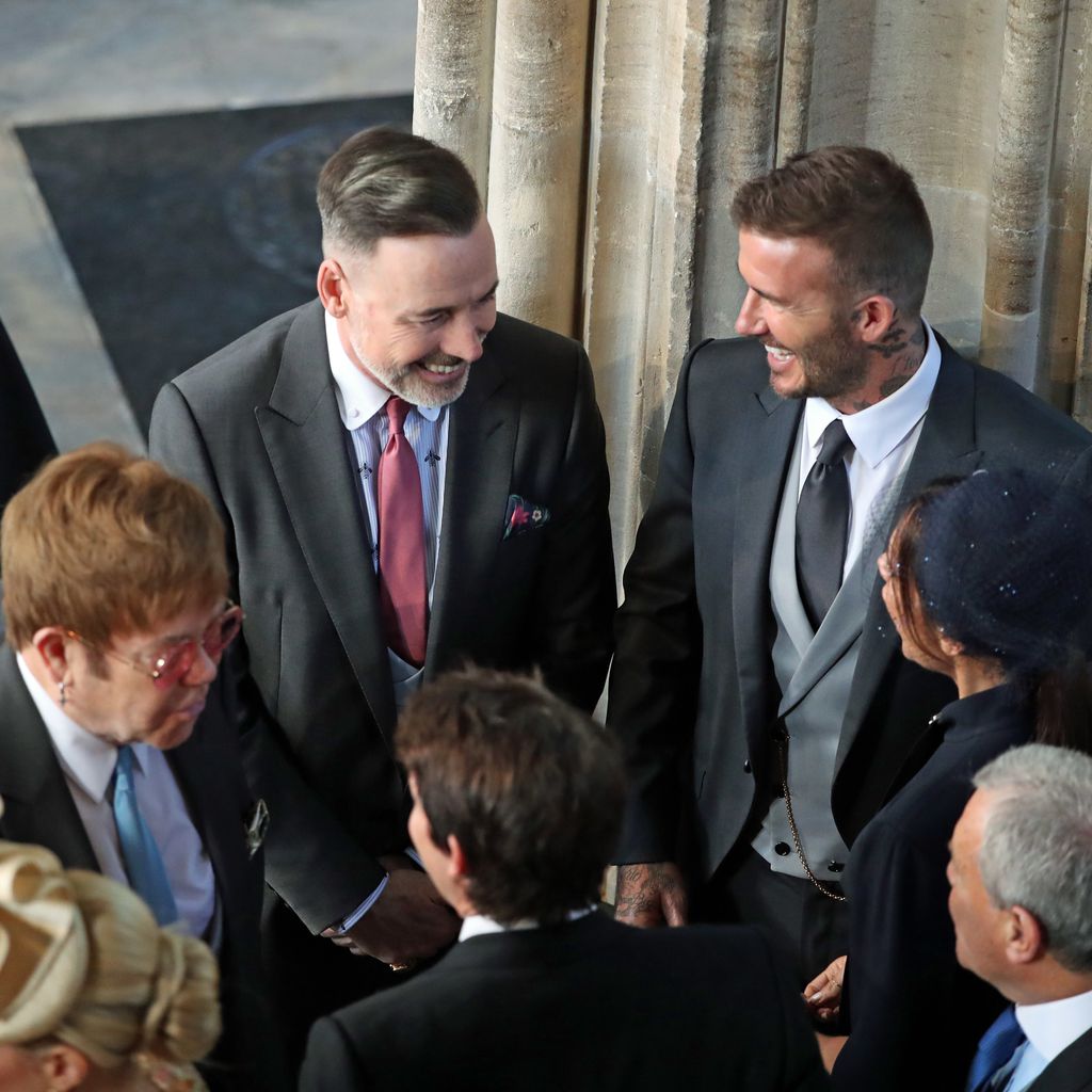 David und Victoria Beckham (rechts) reden mit Sir Elton John (li.) und David Furnish (Mitte)