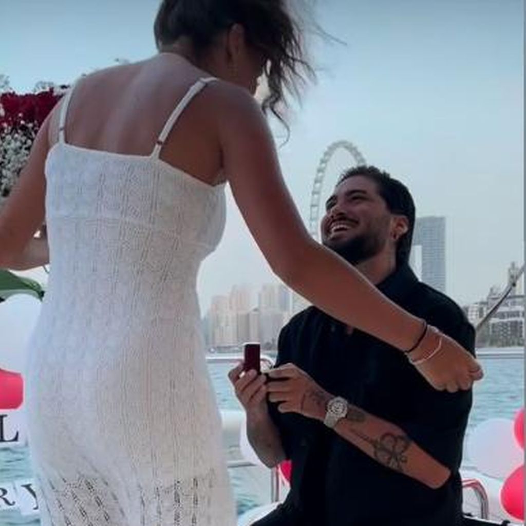Davide Tolone macht Siria Campanozzi einen Antrag