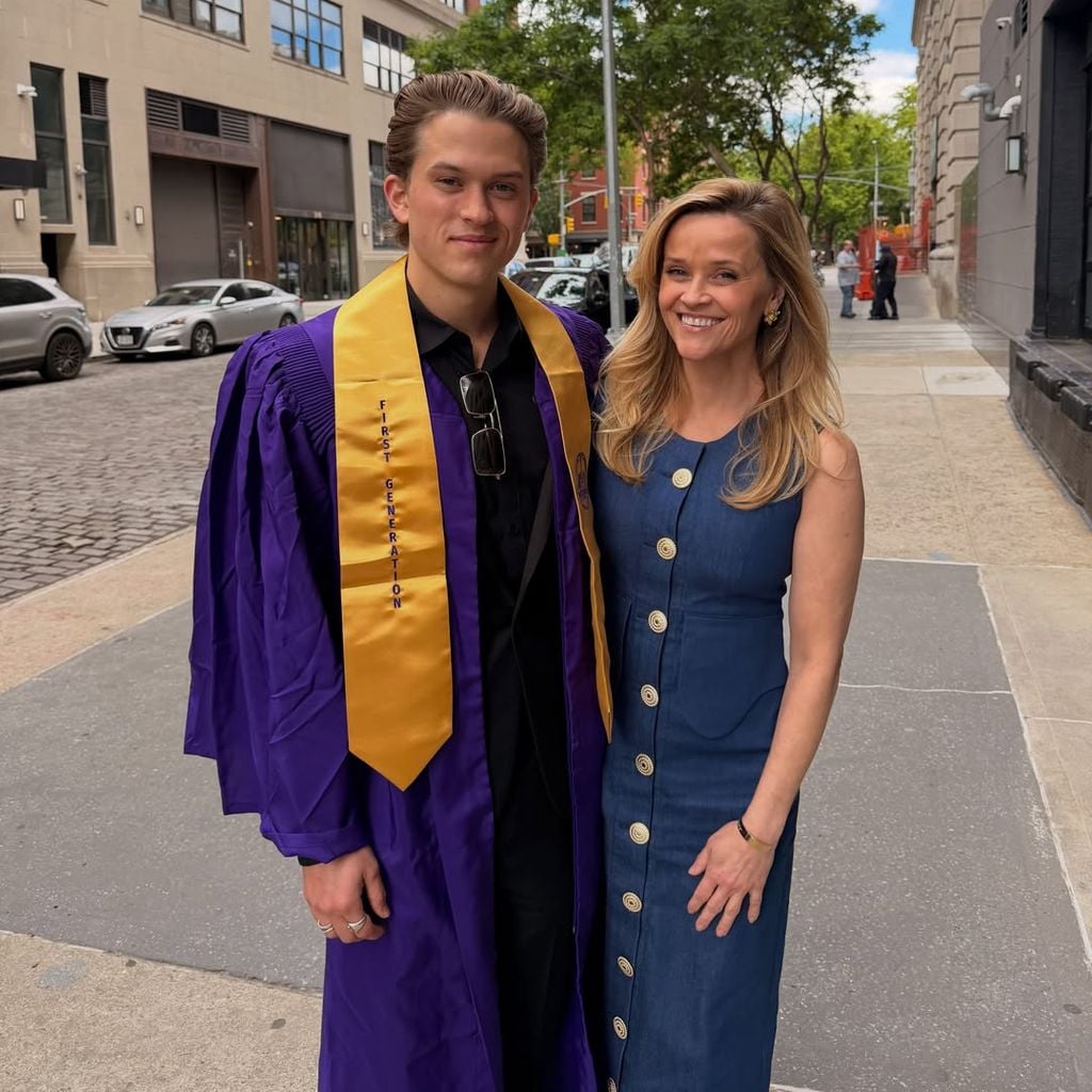 Deacon Phillippe mit seiner Mutter Reese Witherspoon bei seiner Uni-Abschlussfeier, 2026