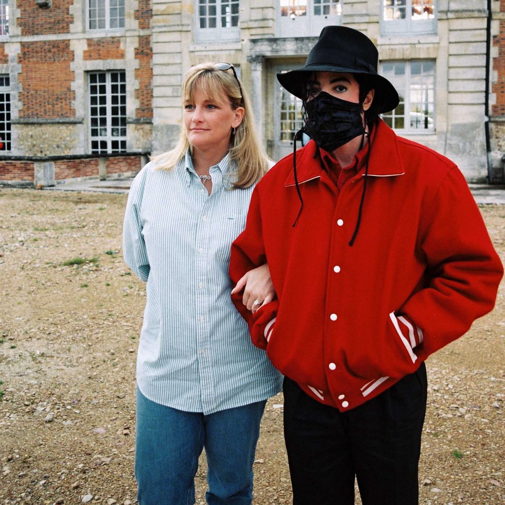 Debbie Rowe und Michael Jackson posieren