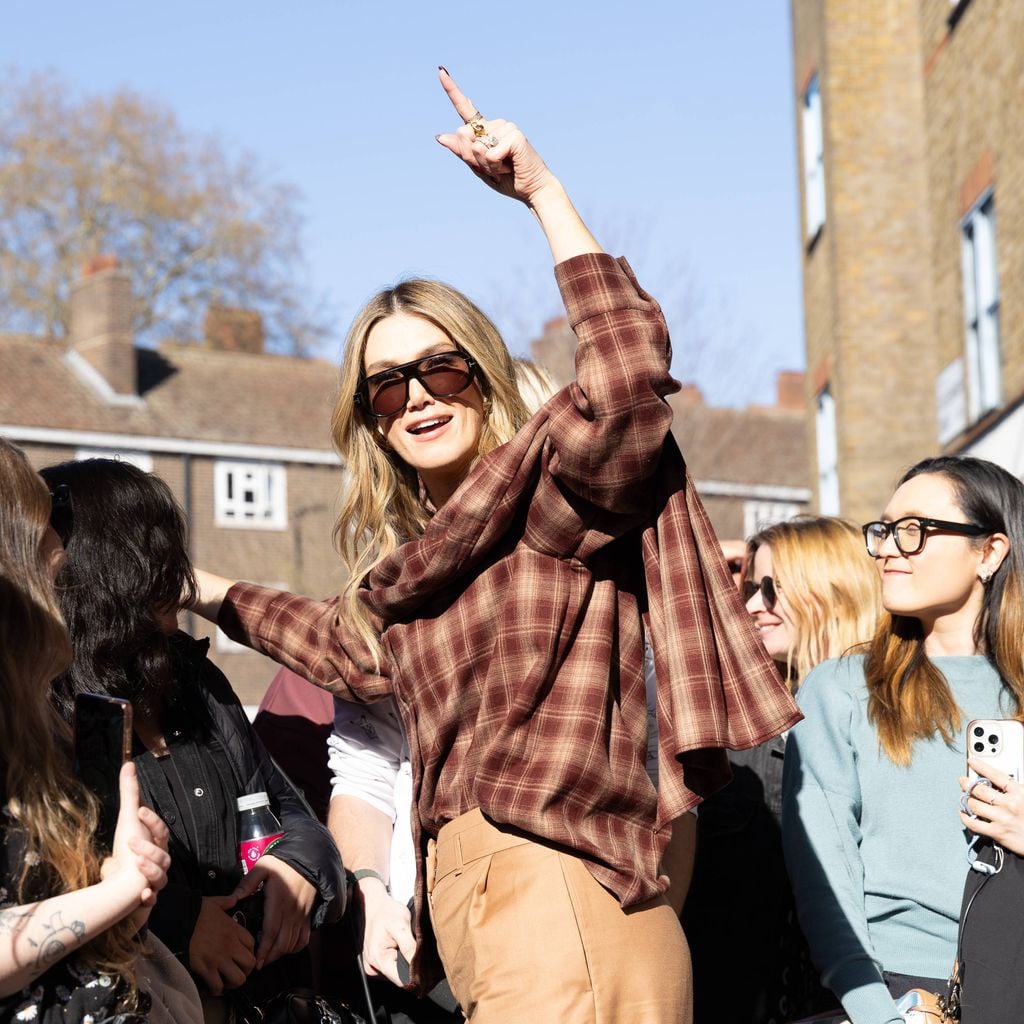Delta Goodrem bei einer Überraschungsperformance in Camden vor dem Eurovision Song Contest 2026.