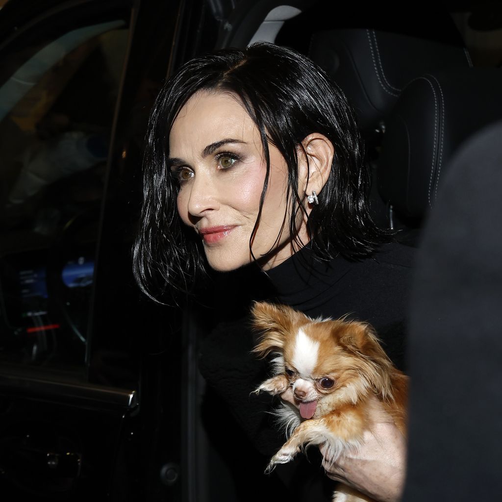 Demi Moore mit Hund, Februar 2026 in Mailand