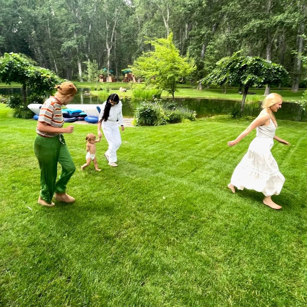 Demi Moore mit ihren Töchtern und ihrer Enkelin im Sommer 2024