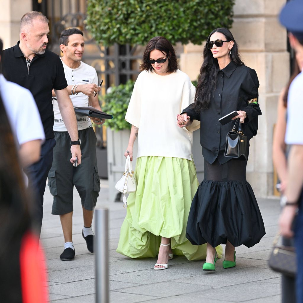 Demi Moore und Tallulah Belle Willis verlassen das La Réserve während der Paris Fashion Week, 8. Juli 2026