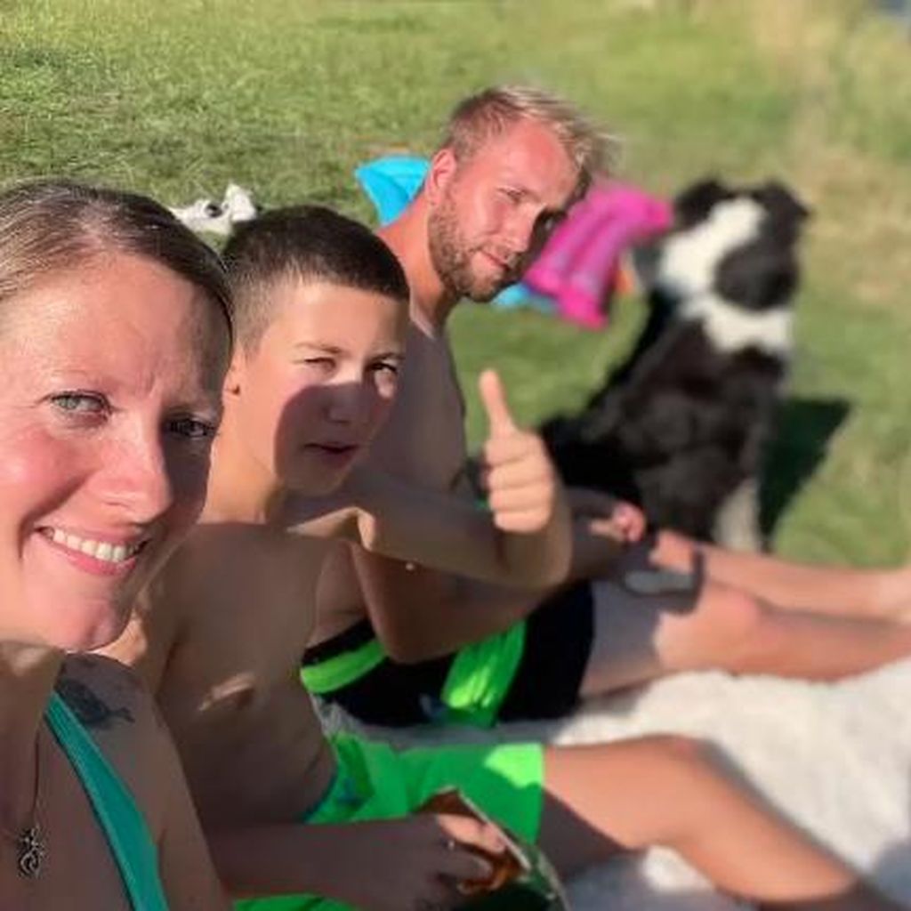 Denise mit ihrem Sohn und ihrem Partner Nils im August 2022
