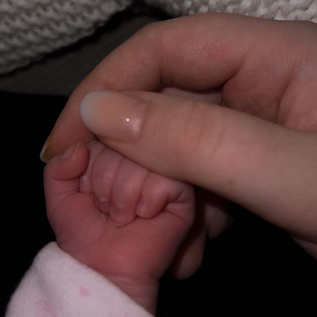 Denise Mski mit Hand ihrer Tochter