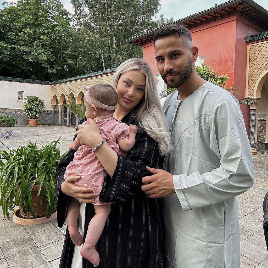 Denise Mski mit ihrer Tochter Malia und ihrem Partner Oday