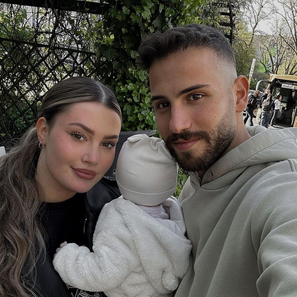 Denise Mski mit ihrer Tochter und ihrem Verlobten