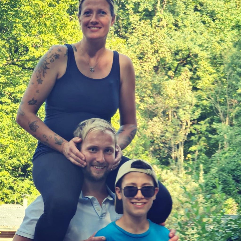 Denise Munding mit Nils Dwortzak und ihrem Sohn