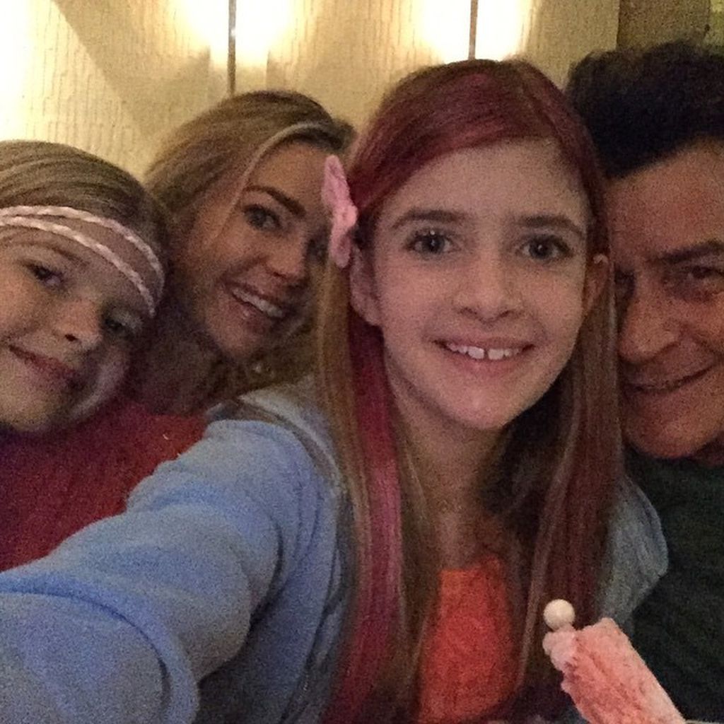 Denise Richards und Charlie Sheen mit ihren beiden Töchtern, 2015