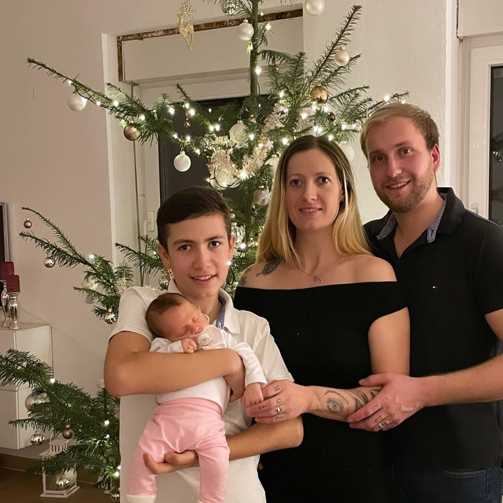 Denise und Nils mit ihrer Familie an Weihnachten 2022