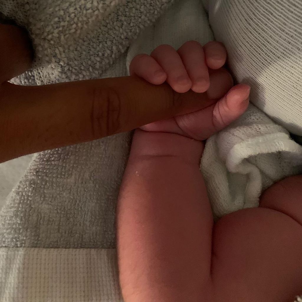 Dennis Aogo hält die Hand seines Sohnes, September 2020