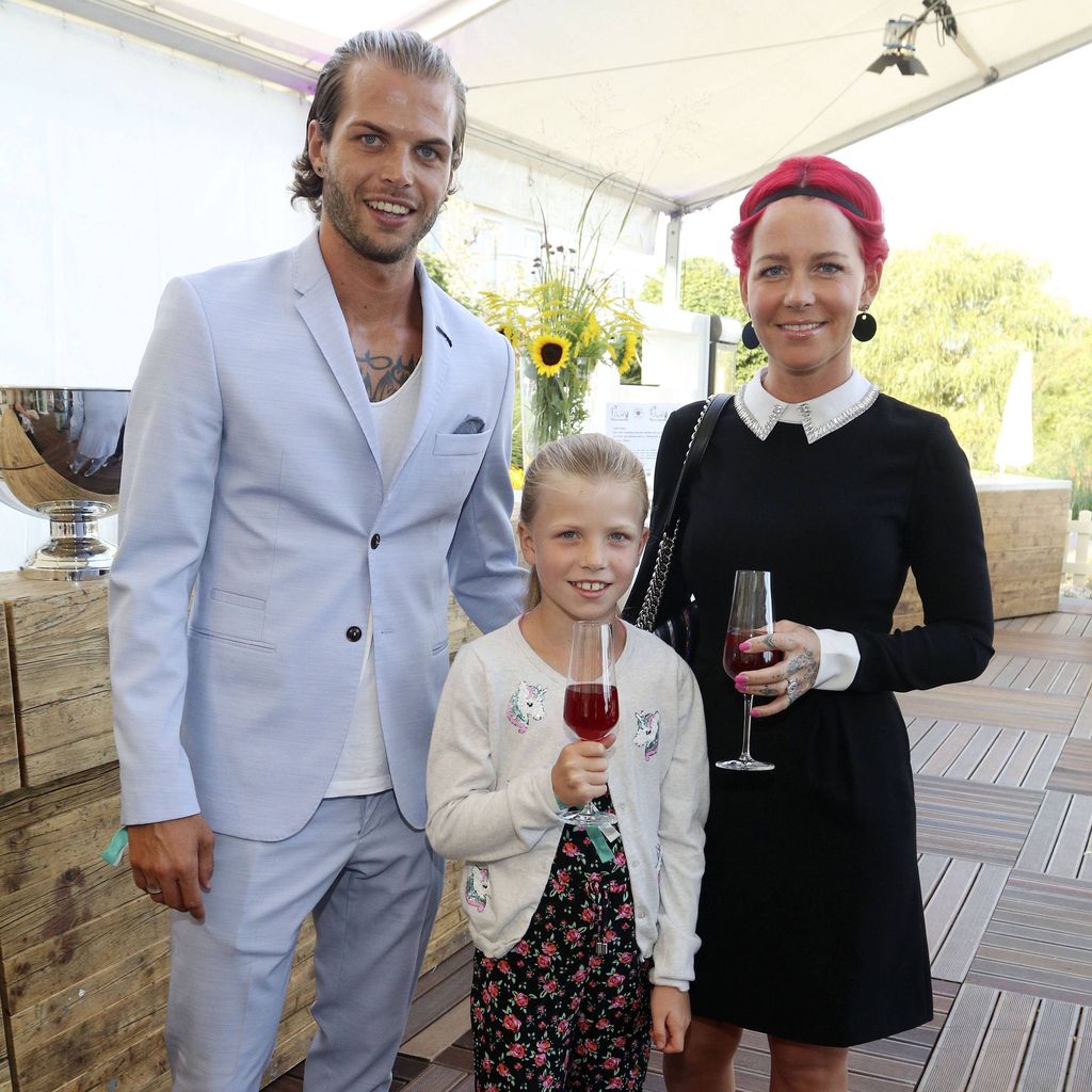 Dennis Diekmeier mit Tochter Delani und Ehefrau Dana im August 2018