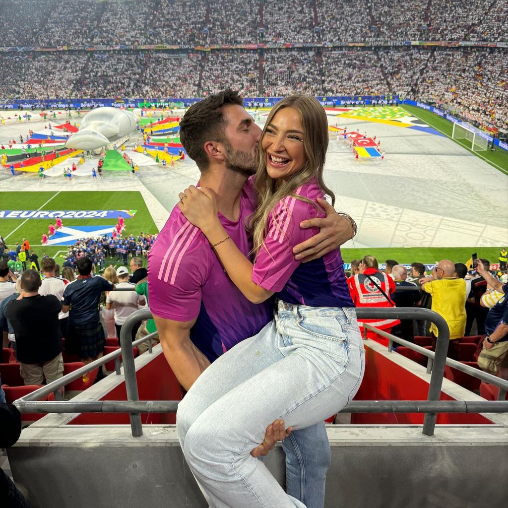 Dennis Gries und Katja Geretschuchin beim Auftaktspiel der Fußball-EM 2024