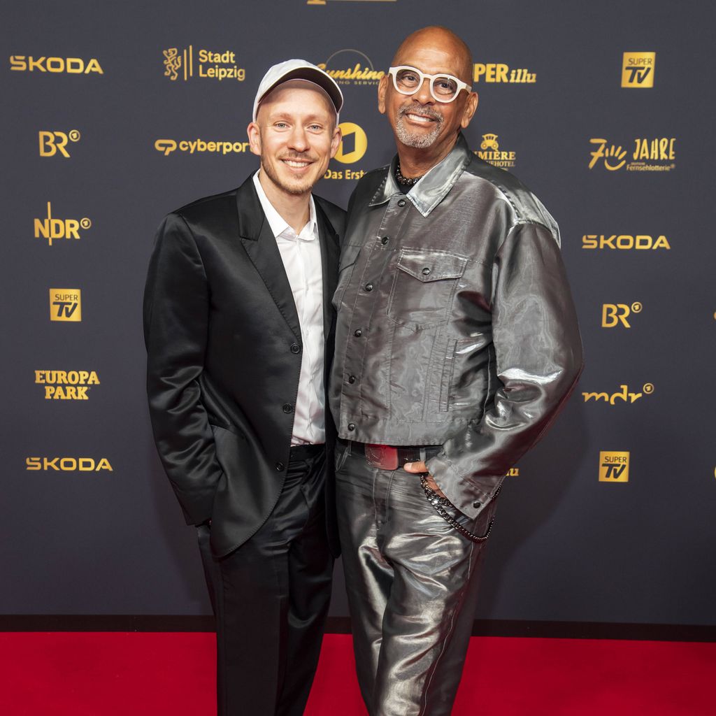 Dennis Ortmann und Pierre Sanoussi-Bliss auf dem roten Teppich bei der Verleihung der 32. Goldenen Henne in Leipzig