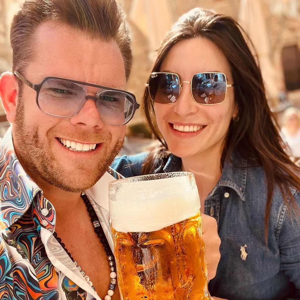 Dennis Schick mit seiner Freundin Liliana im März 2023