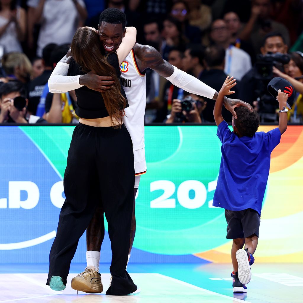 Dennis Schröder mit seiner Frau Ellen und seinem Sohn im Jahr 2023