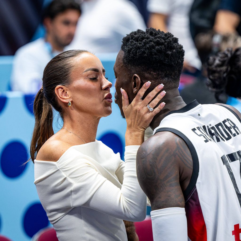 Dennis Schröder mit seiner Frau Ellen Schröder beim Viertelfinale der Basketball-EM 2025