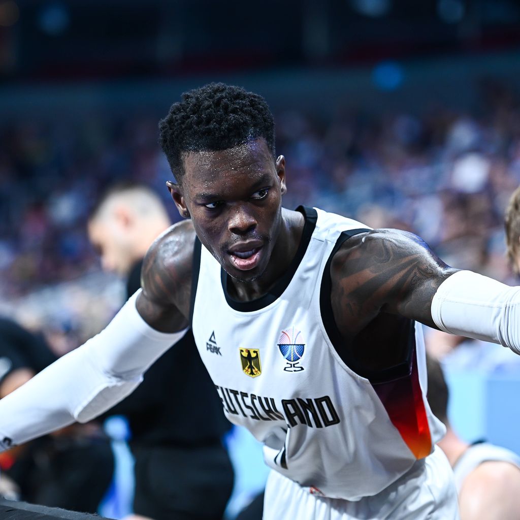 Dennis Schröder während des Halbfinales der FIBA EuroBasket 2025 zwischen Deutschland und Finnland.