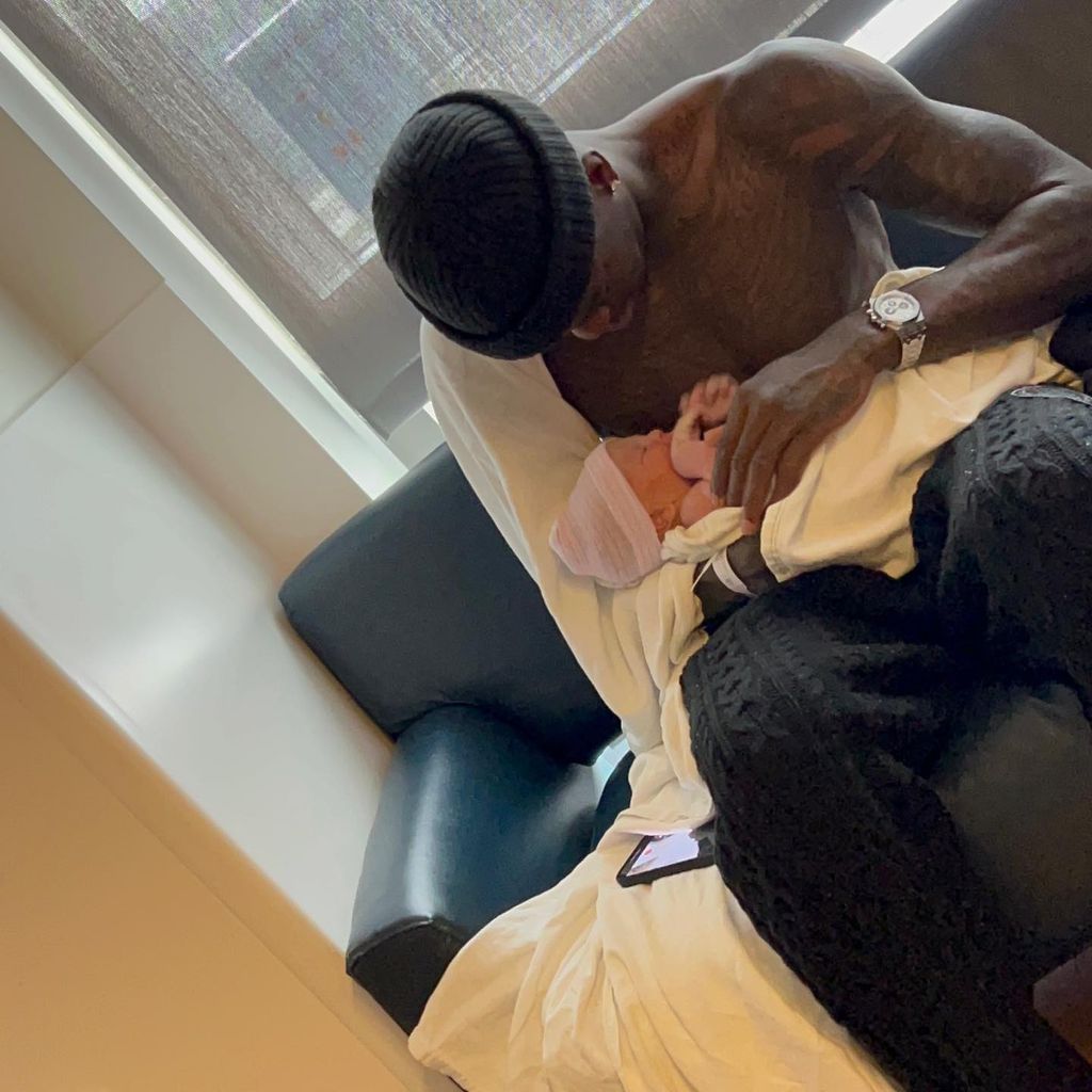 Dennis Schröder mit seinem dritten Kind