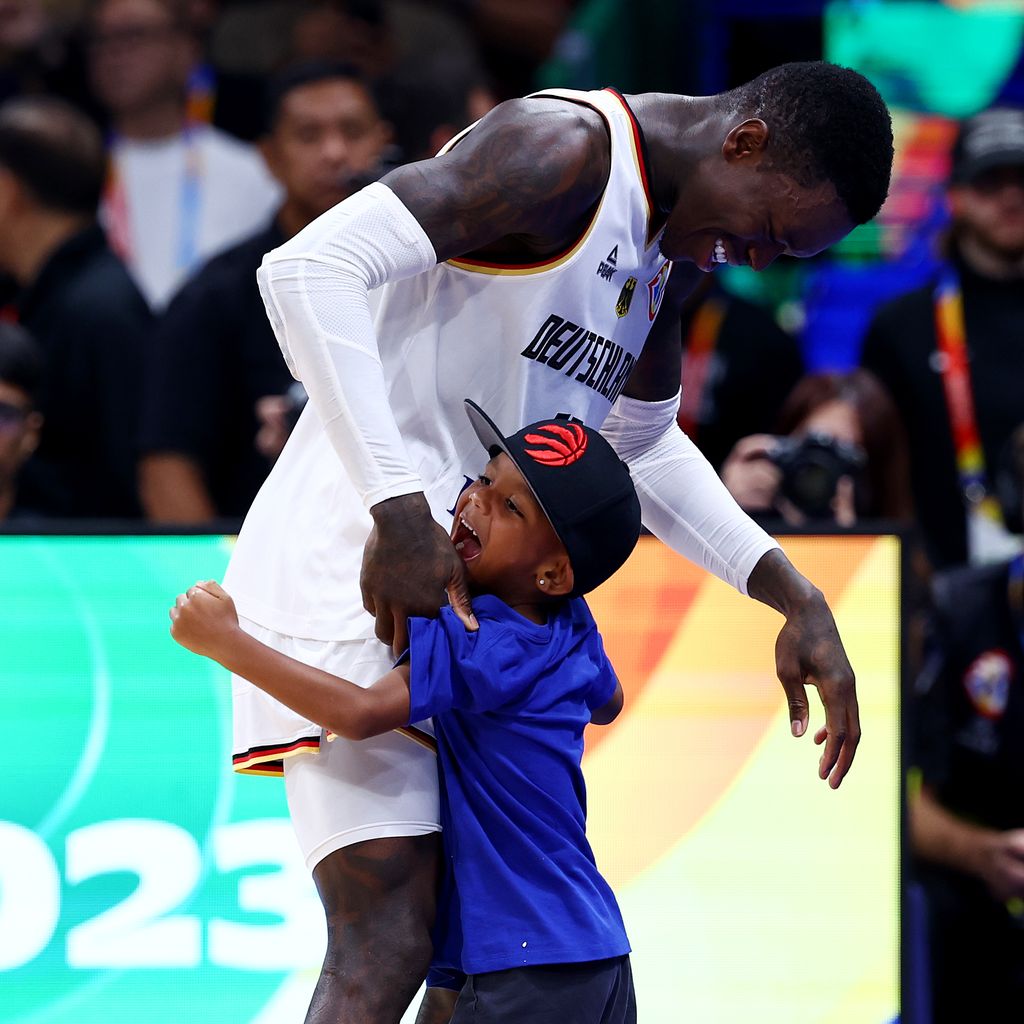 Dennis Schröder mit seinem Sohn